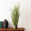 Herbe verte artificielle en pot.-936796860