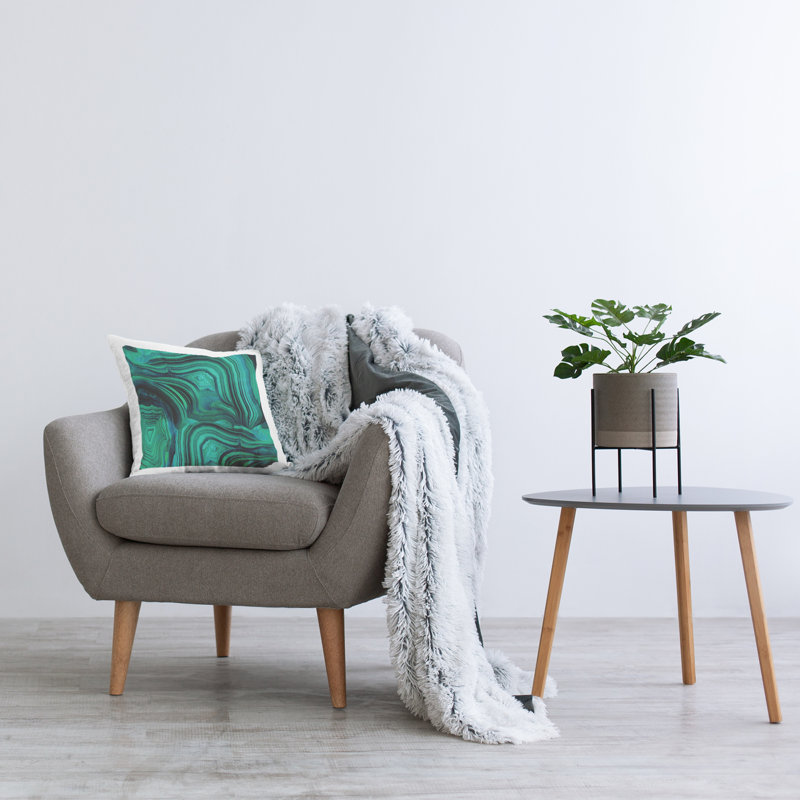 Conception de coussin décoratif vert en forme d'agate abstraite par Danielle Carson