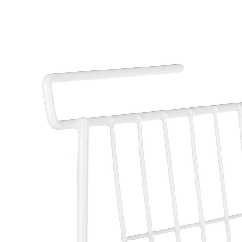 Panier en métal sous le plateau