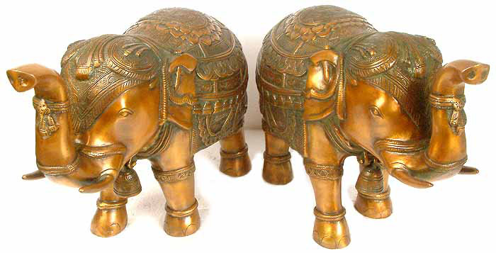 Une paire d'éléphants de temple de bon augure avec des clochettes
