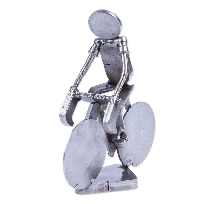Statuette de ferraille recyclée faite à la main