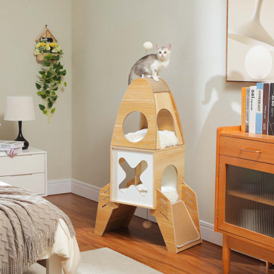 Mobilier pour chat à plusieurs niveaux avec deux condos, des balles suspendues et des patins à griffer en sisal pour jouer et se reposer
