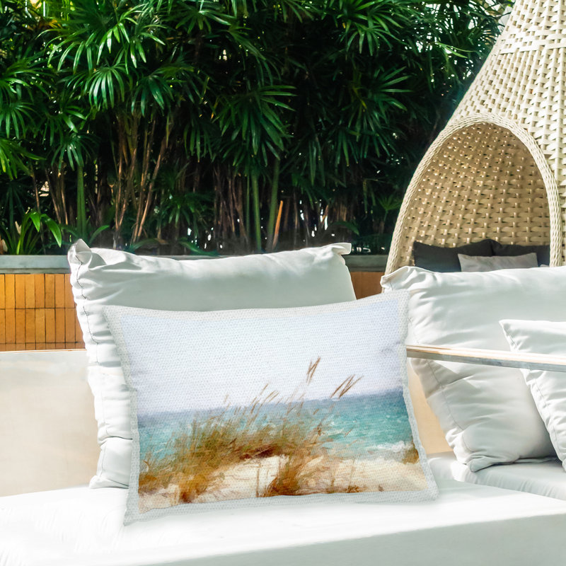 Coussin d'extérieur imprimé bord de mer Reed on Beach par Kim Curationa