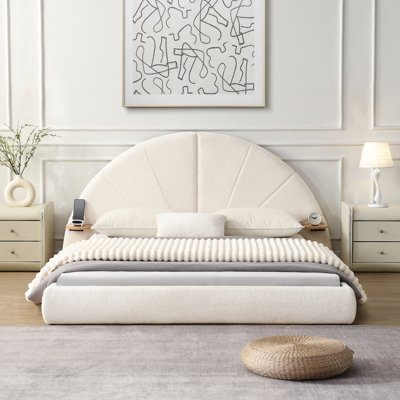 Grand lit à grand lit arqué beige - Boucl, confortable et confortable, stable au sol, s'adapte aux styles de décor de chambre à coucher nordiques simples, grand, revêtement de couleur Boucl, petite table