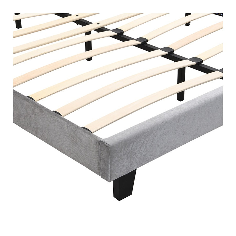 Grand lit plateforme tapissier avec lumières DEL, tête de lit capitonnée à boutons, finition velours gris clair, support à lattes de bois