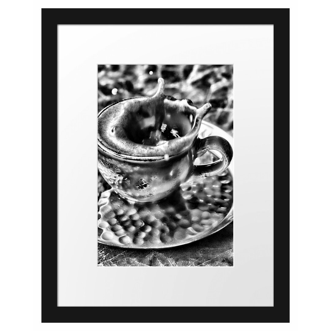 Gerahmtes Poster Kaffee Spritzt aus Tasse