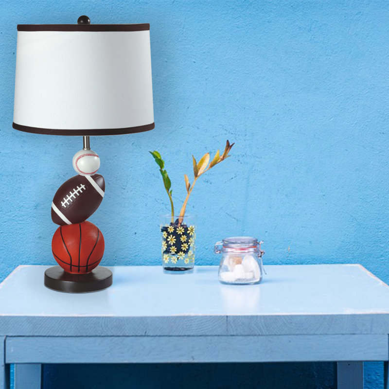 LAMPE DE TABLE MULTI-SPORT 24,5 "(1PC / NTC), abat-jour en tissu blanc avec doublure brune