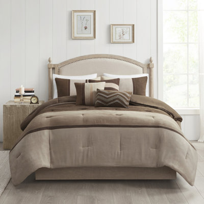 Édredon brun en faux suède très grand - comprend des taies décoratives, des oreillers et une jupe de lit avec motif brodé 7 pièces