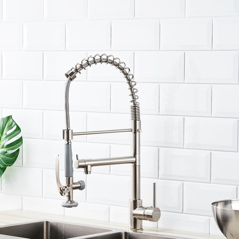 Robinet d'évier de cuisine à poignée simple en nickel brossé - moderne avec tirette chaude et froide pour une utilisation commerciale
