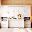 Lit double mural blanc avec tablette de rangement latérale et sous le lit rabattable pour tablettes à tiroirs intégrés Tidy Living