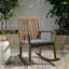 Chaise berçante en bois avec coussin gris foncé pour une détente en plein air