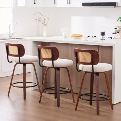 Paire de tabourets de bar de 66 cm (26 pouces) de hauteur comptoir, aspect noyer noir, dossier en rotin pour une meilleure aération, assise en lin beige, pivotants pour une mobilité aisée. Idéal pour 2 personnes. Style, confort et bien plus encore.