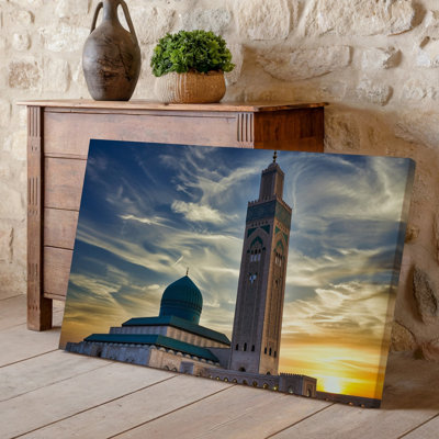 Toile, une majestueuse mosquée se dresse en évidence contre un ciel coucher de soleil vibrant mettant en vedette son dôme vert