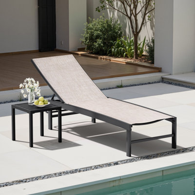Chaise longue de patio inclinable empilable en métal avec table carrée