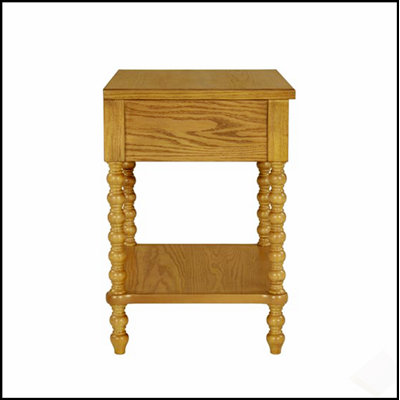 Élégante table de chevet en bois massif avec tiroir spacieux et tablette, parfaite pour le rangement et la décoration de la chambre à coucher.