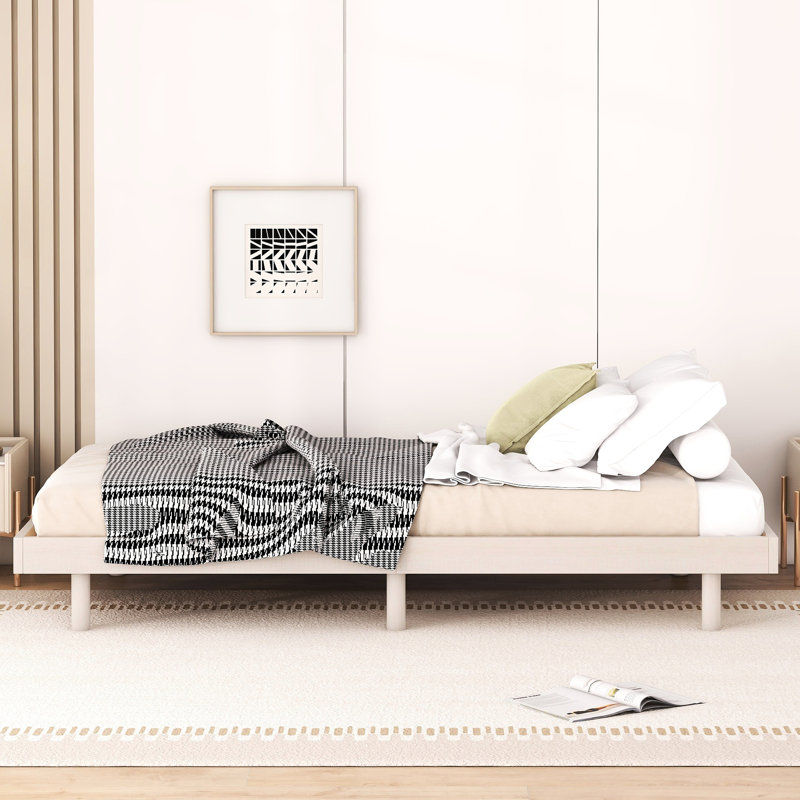 Cadre de lit simple avec une apparence flottante en blanc délavé - rehausse l'attrait visuel de la chambre à coucher