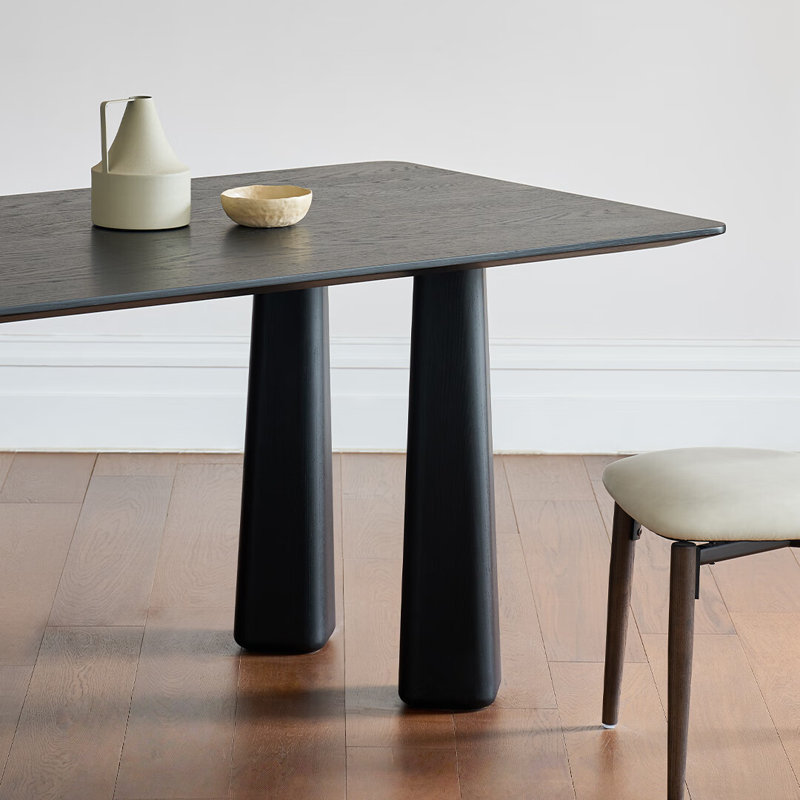 Table de salle à manger moderne au design minimaliste noir