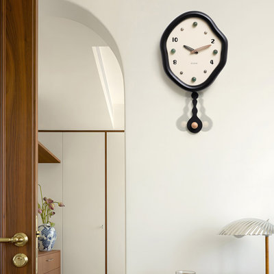 Horloges murales noires à pendule irrégulière