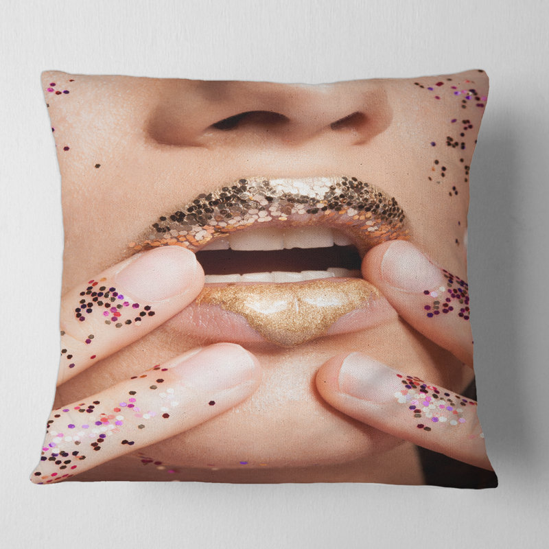 Housse de coussin carrée femme avec lèvres et paillettes sur les mains, 16" x 16"