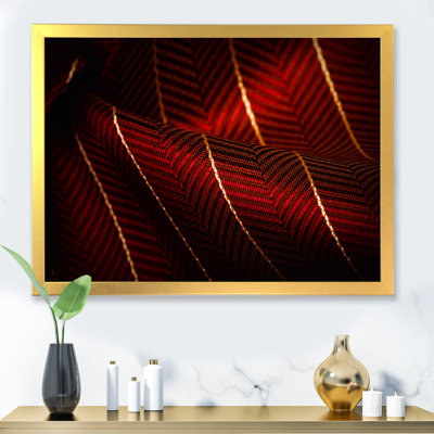 Tissu rouge rubis avec ligne dorée I - photographie sur toile