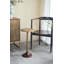 Table d'appoint mince en laiton 11,8 x 11,8 x 24 po avec plateau texturé doré et base en bois