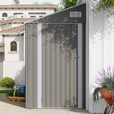 Remise de rangement imperméable en métal gris foncé de 4 x 8 pi avec une capacité de charge élevée, une porte latérale à charnière simple, une ventilation et un espace flexible pour une structure commerciale stable, une résistance aux fenêtres,
