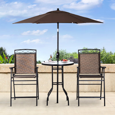 Ensemble de salle à manger d'extérieur pour le patio - 2 chaises pliantes, parasol réglable, table en verre trempé texturé, collection Brown. Acier robuste, filet confortable. Rehaussez votre décor