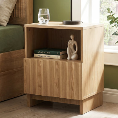 Table de chevet moderne cannelée de 45 cm avec tablette ouverte, table de chevet à une porte avec placard de rangement