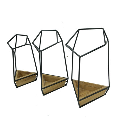 Trois jardinières murales géométriques en A, métal noir et bois, idéales pour un agencement intérieur élégant, tailles: L 9,8 x 9,8 x 16,5 m 8,3 x 8,3 x 15,4 x 7,1 x 7,1 x 13,4 pouces