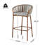 Ensemble de 4 tabourets de bar d'extérieur en corde de métal, structure en teck avec coussins beiges, collection de tabourets de patio résistants aux intempéries