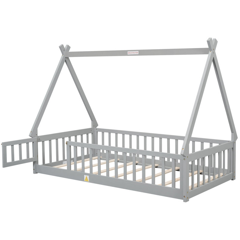 Lit simple au sol avec porte en gris - Accessibilité de la chambre à coucher