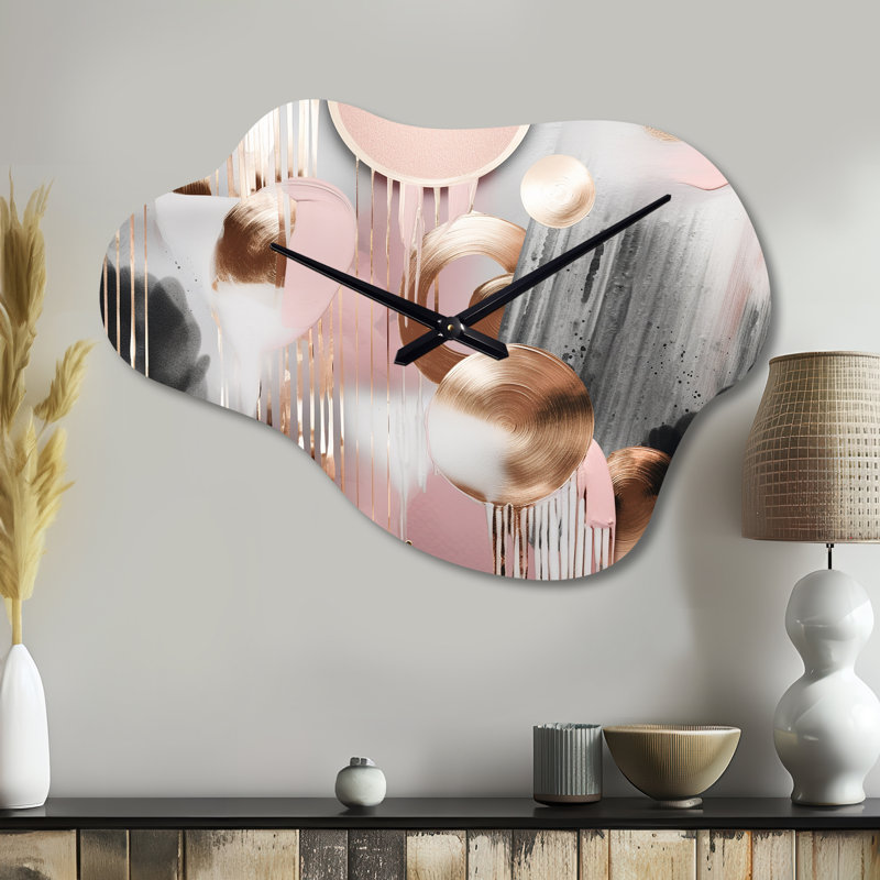 Rose, rayures et lignes, art moderne I - horloge murale en métal à formes transitionnelles, impression d'horloge asymétrique en métal rose