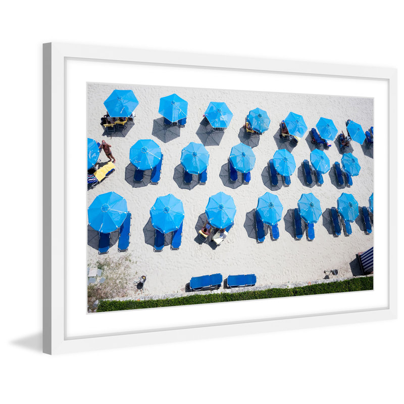 «Blue Umbrellas», reproduction, H 8 po x l 12 po, Cadre blanc