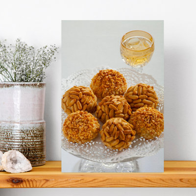 Assiette de panellets avec un muscat, art mural pin traditionnel de Barcelone, Catalogne, Espagne