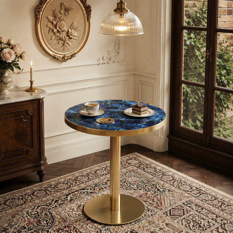 Panneau de fibres à densité moyenne rond de 23,6 po recouvert d'un comptoir de peinture UV, texture marbre, bordure en acier inoxydable, pieds de table en métal, table basse moderne et luxueuse.