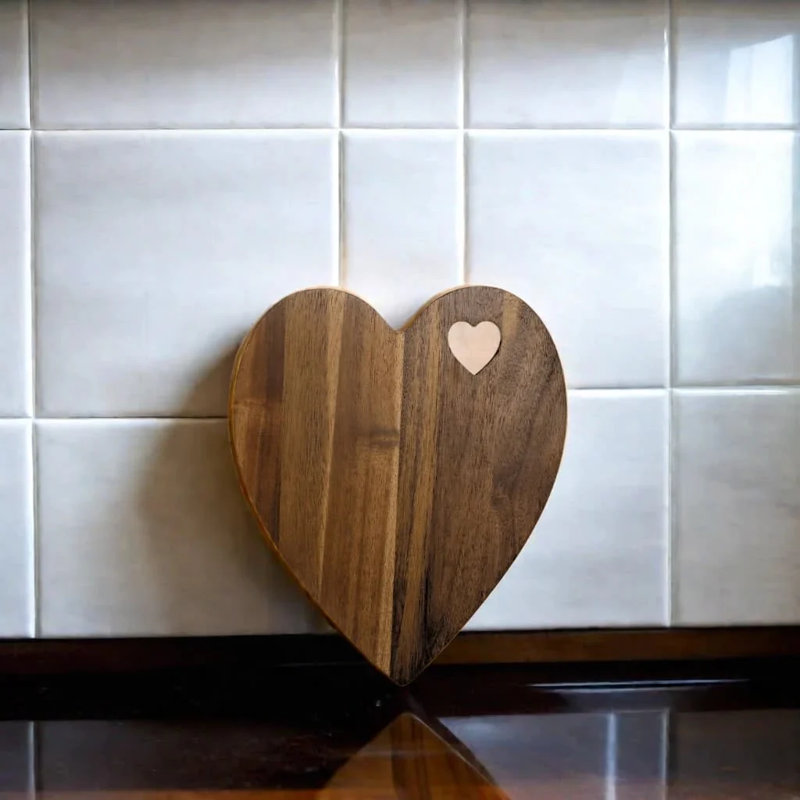 Planche en bois d'acacia en forme de cœur - 9,75 po x 12 po