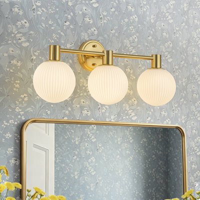 Applique murale à trois lumières, style moderne du milieu du siècle, avec globes en verre opalin cannelé.