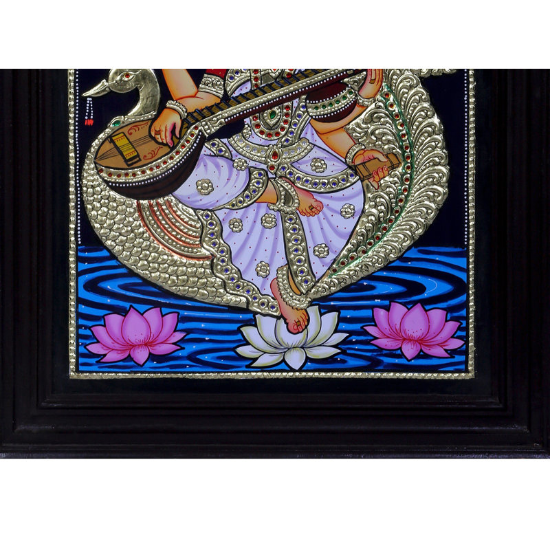 Déesse Saraswati assise sur un cygne, peinture de Tanjore | Couleur traditionnelle avec or 24 carats | Structure en bois de teck
