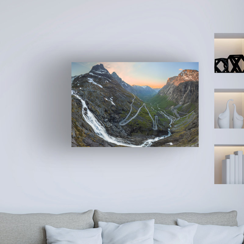 Trollstigen par Christer Olsen - reproduction de photo sur toile tendue, H 30 po x l 47 po x P 2 po