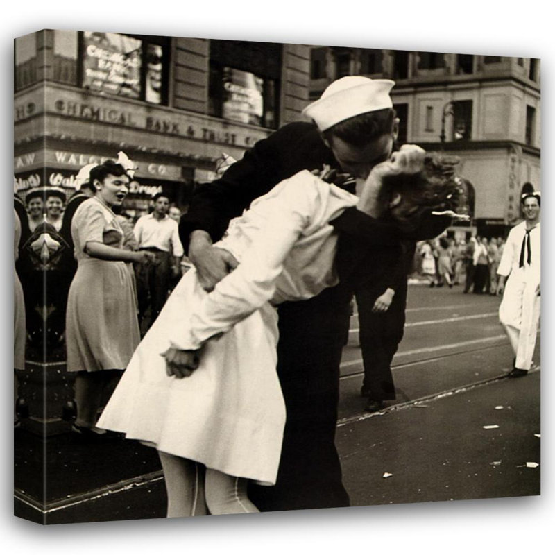 «Kissing The War Goodbye» à Times Square, H 15 po x l 15 po
