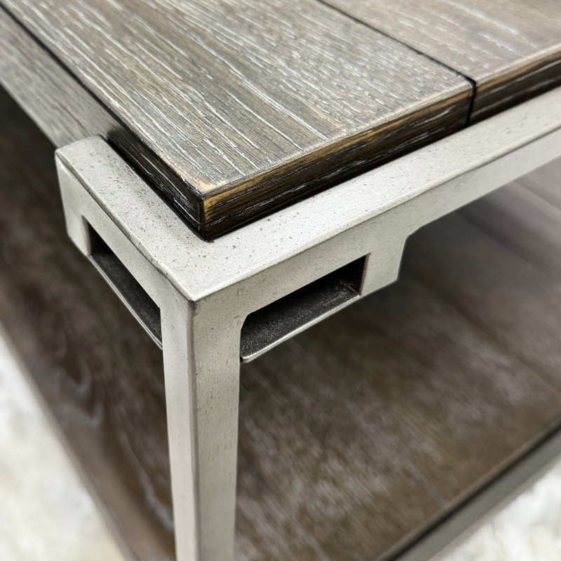 Table basse à structure en métal dans le salon - aspect graphite vieilli, bois franc massif et placage de chêne, pour mouvement, tablette fixe, l 50 po x P 26 po H 18 po, bois franc, finition, amovible, organisation de tablette,