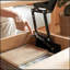 Table relevable polyvalente en bois avec rangement caché pour diverses utilisations