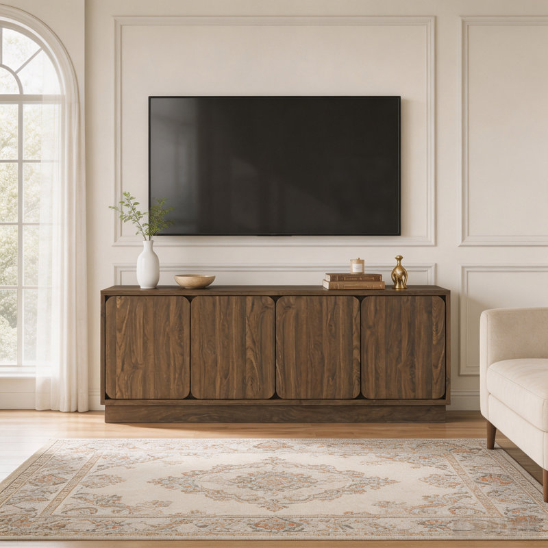 Meuble télé 63 po en noyer avec 4 portes de rangement et gestion des câbles, console média grain de bois - Meuble audio-vidéo moderne pour le salon
