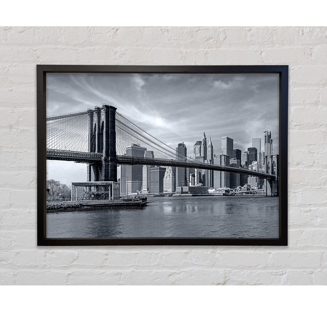 Schwarze und weiße Brücke über Newyork - Einzelner Bilderrahmen Kunstdrucke auf Leinwand