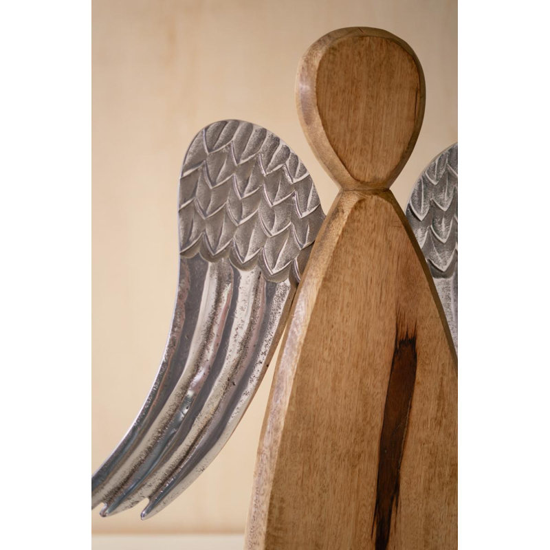 Ange sculpté en bois de manguier avec des ailes en aluminium