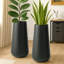 Ensemble de 2 grands pots de fleurs décoratifs blancs à arrosage automatique pour l'intérieur, pot à fleurs noir de 27 pouces de hauteur avec pot de colonne, trou de drain