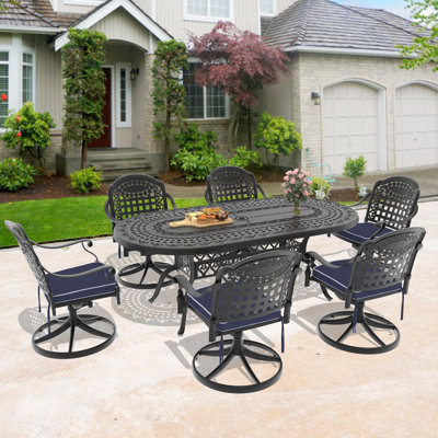 Ensemble de salle à manger ovale de patio 7 pièces de 81,89 po L avec trou pour parasol, 6 chaises pivotantes avec coussins bleus