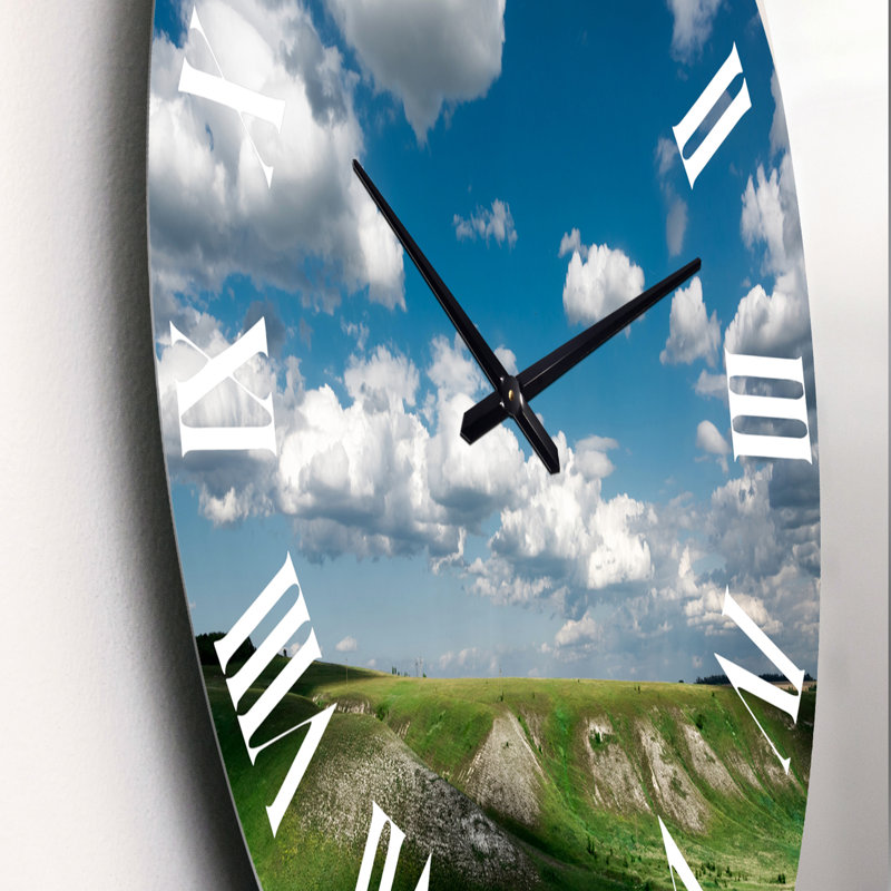 Ciel bleu avec des nuages blancs sur MountaIn Horizon - Horloge murale traditionnelle, Petit