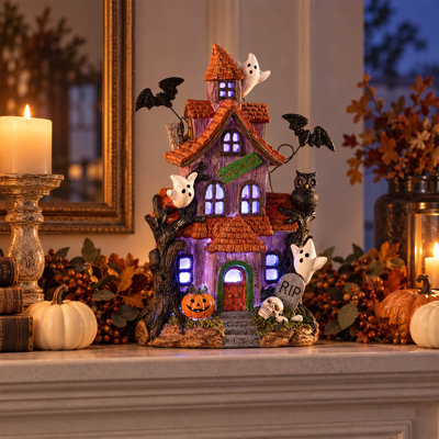 Maison hantée illuminée de 23 cm (9 pouces) représentant un village d'Halloween, avec lumières DEL aux couleurs changeantes.