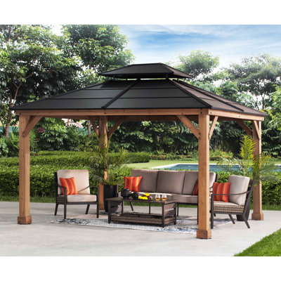 Pavillon de jardin extérieur en bois de cèdre 11 pi x 13 pi avec toit rigide en acier noir Sunjoy